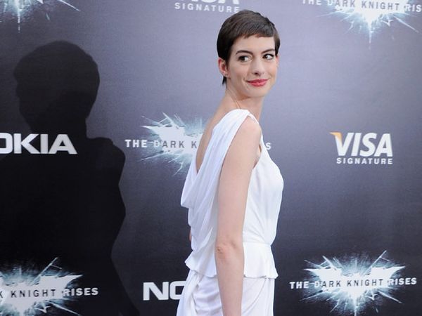 Anne Hathaway Tampil Anggun & Seksi