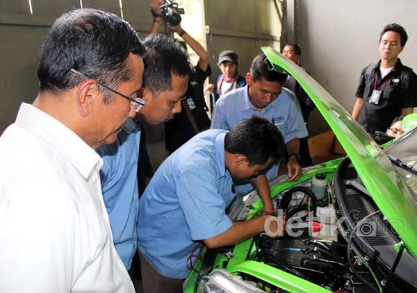 Dahlan Iskan Kunjungi Bengkel Ahmadi