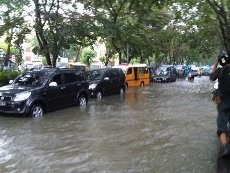 Hujan Deras Sebabkan Banjir dan Macet di Medan