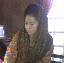 Istri Foke Ziarah ke Makam Orangtua di Klaten