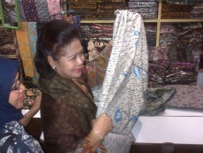 Istri Foke Menjelajah Solo, Belanja Batik & Bernostalgia di Pasar Klewer
