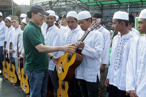 Penyerahan 1000 Gitar Untuk Anak Indonesia Bersama Indosat