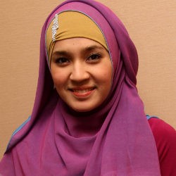 Dhini Aminarti Cantik dengan Jilbab