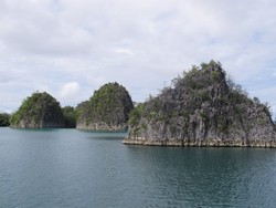 Jatuh Cinta di Gugusan Pulau Kecil Milik Raja Ampat