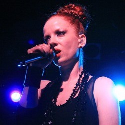 Vokalis Garbage Diancam Dibunuh Lewat Twitter