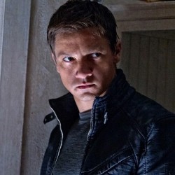 Jeremy Renner Dilirik Bintangi Drama Kriminal American Bullshit