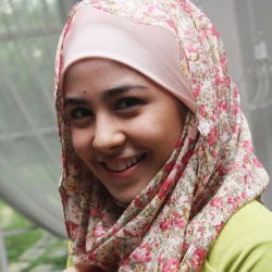 Berjilbab, Risty Tagor Diuji Kesabaran