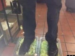 Karyawan Burger King Menginjak Wadah Selada?