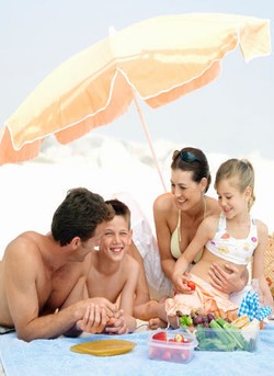 Hindari 4 Makanan Ini Saat Liburan Di Pantai!