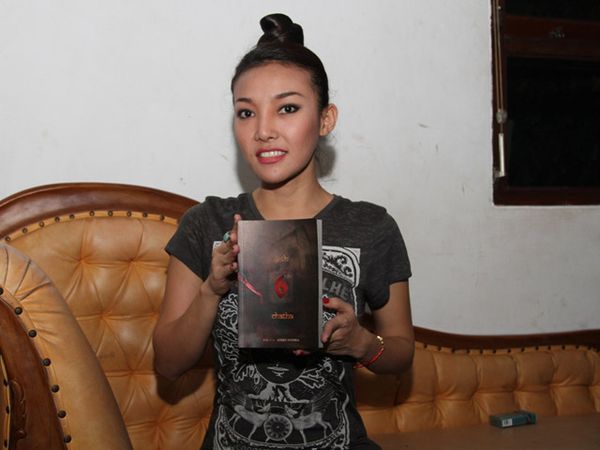 Sheny Andrea Rilis Novel Sixth Chatha