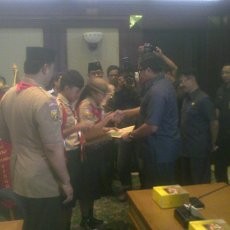 Dede Yusuf Berikan Kadeudeuh Rp 5 Juta untuk Tim Kwarda Jabar