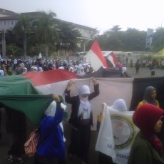 Ribuan Mahasiswa Muslim Bawa Bendara Palestina Saat Long March