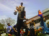 HUT Viking, Patung Ajat Sudrajat Dimandikan