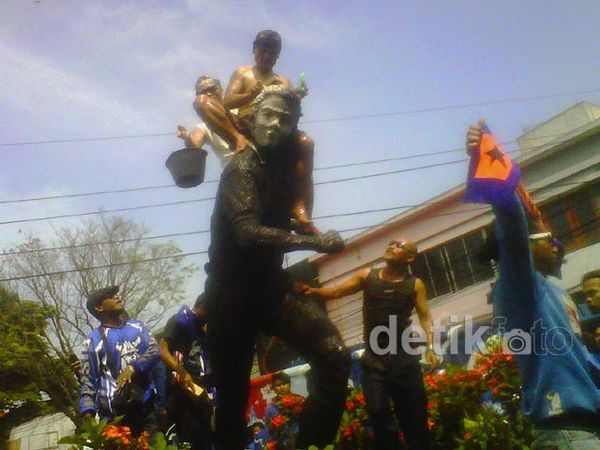 HUT Viking, Patung Ajat Sudrajat Dimandikan