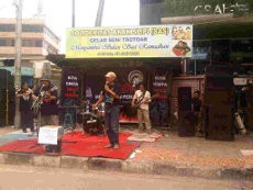 Sambut Ramadan, Anak Jalanan Gelar Pentas Seni di Trotoar Slipi