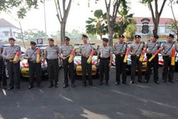 Polisi di Surabaya Selama Ramadan Dipersenjatai Kentongan