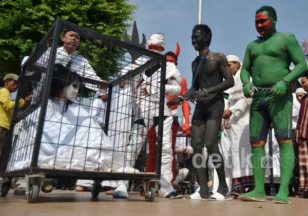 Setan dan Hantu Diarak Keliling Simpang Lima