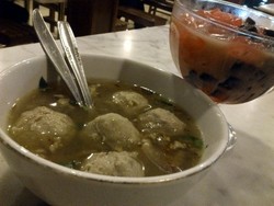 Menyantap Bakso di Rumah Joglo Lapangan Tembak
