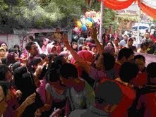 Semangat Ibu-ibu Sambut Ramadan, Serbu Pasar Murah di Kalideres