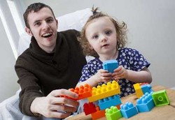 Mark si Pasien Stroke yang Belajar Jalan dan Bicara dari Bayinya