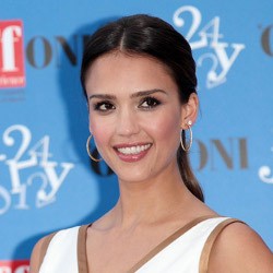 Tampil Sederhana, Jessica Alba Tetap Cantik