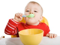 Apakah Alat Makan Si Kecil Sudah Bebas Kuman?