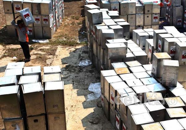 Tempat Penampungan Kotak Suara Berantakan