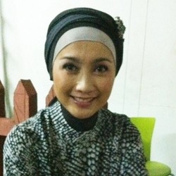 Sahabat Bungkam Soal Kabar Perpisahan Desy Ratnasari dan Calon Suami