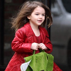 Katie Holmes Ingin Suri Bergaya Lebih Sederhana