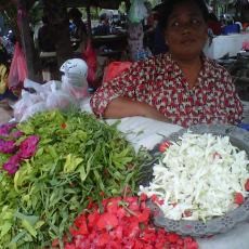 Penjual Bunga di Depan Pemakaman Ketiban Rezeki