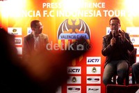 CEO My Event Tyo Nugroho (kanan) didampingi Preskom My Event Justinus Lhaksana (kiri), memberikan keterangan terkait kedatangan Valencia di Black Cat Arcadia, Senayan Jakarta, Kamis (19/7/2012).