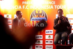 CEO My Event Tyo Nugroho (kanan) didampingi Preskom My Event Justinus Lhaksana (kiri), memberikan keterangan terkait kedatangan Valencia di Black Cat Arcadia, Senayan Jakarta, Kamis (19/7/2012).