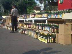 Hasil Razia Jelang Ramadan, Polres Jakut Musnahkan 10.123 Botol Miras