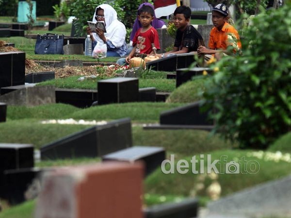 Peziarah Ramadan Padati TPU Tanah Kusir
