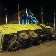 Truk Pengangkut Batu Seruduk Rumah Dinas Kapolda Sulselbar