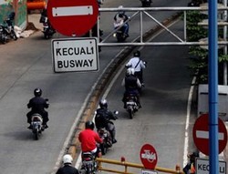 11 Etika Berkendara Motor ala Pak Polisi