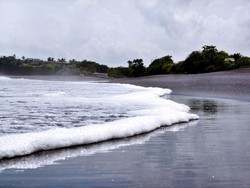 Nikmati Harmonisasi Alam Bali di Pantai Nyanyi