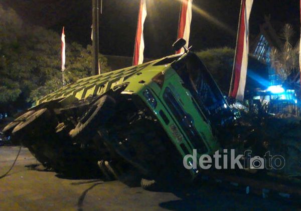 Truk Terguling di Depan Rumah Kapolda Sulselbar