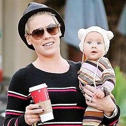 Pink Ajak Bayinya Main Perkusi di Album Baru