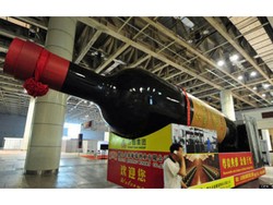 Botol Wine Seberat 3 Ton Hadir di Pameran Wine Internasional Cina
