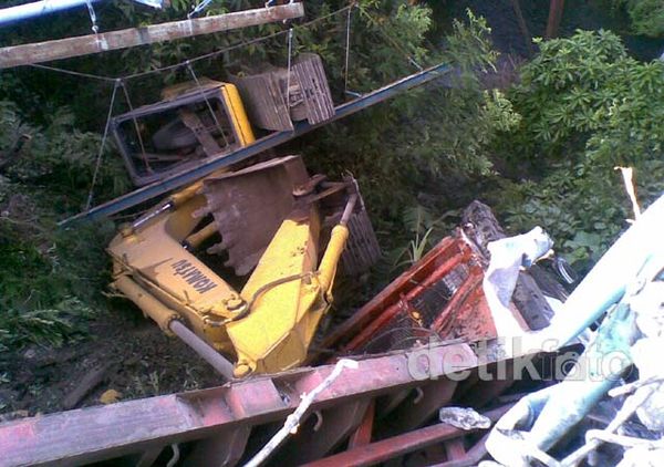 Truk Pengangkut Alat Berat Masuk Jurang