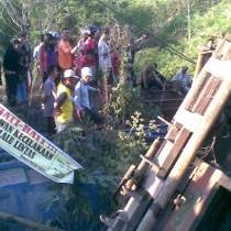 Truk Pengangkut Alat Berat Masuk Jurang di Magetan, 2 Orang Terluka 