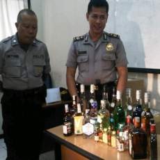 1.549 Botol Miras Impor Disita dari Toko di Jalan Soeta