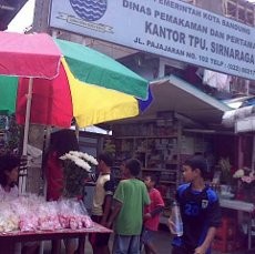 Tukang Bunga Musiman di TPU Sirnaraga Laris Manis