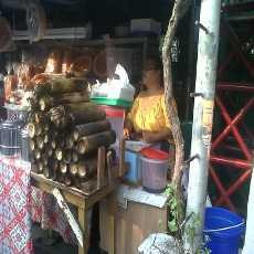 Jelang Buka Puasa, Pedagang Jajanan di Senen Laris Manis