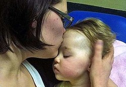 Ciuman sang Bunda Bangkitkan Putrinya dari Ambang Kematian