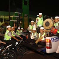 Patroli Sahur, Polisi Bawa Kentongan Blusukan Kampung