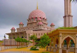 Masjid Putrajaya: Simbol Kemegahan Islam di Negeri Jiran