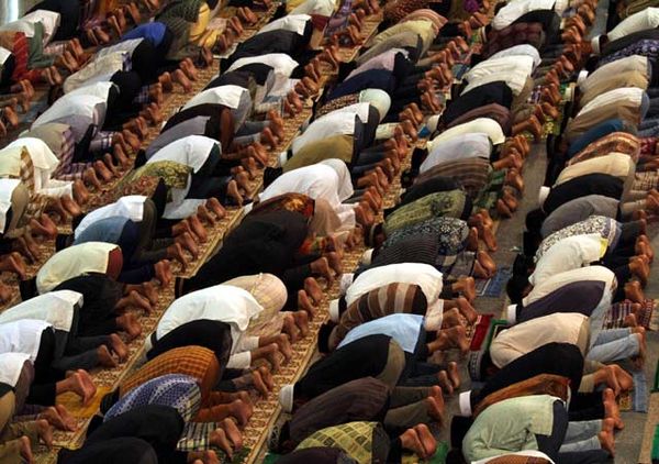 Ribuan Jamaah Salat Tarawih di Istiqlal
