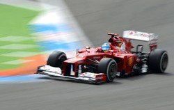 Di Bawah Guyuran Hujan, Alonso Rebut Pole